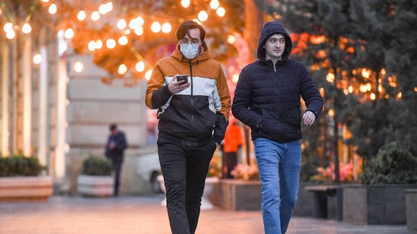 Прохожие в медицинских масках на улице в Баку, фото из архива  - Sputnik Азербайджан