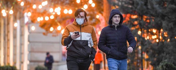 Прохожие в медицинских масках на улице в Баку, фото из архива  - Sputnik Азербайджан
