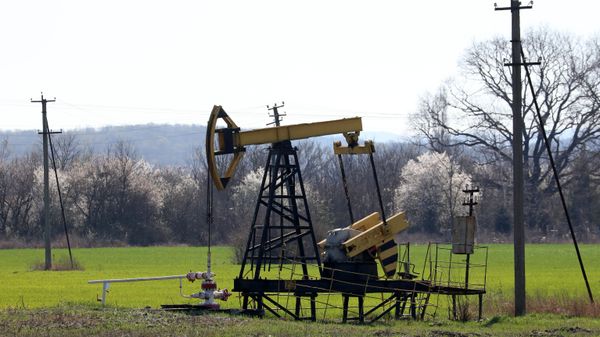 Нефтяной станок-качалка  - Sputnik Азербайджан