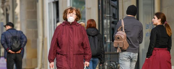 Прохожие в медицинских масках на улице в Баку, фото из архива - Sputnik Азербайджан