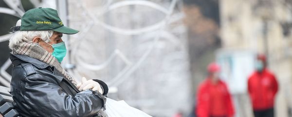 Прохожие в медицинских масках на улице в Баку, фото из архива - Sputnik Азербайджан