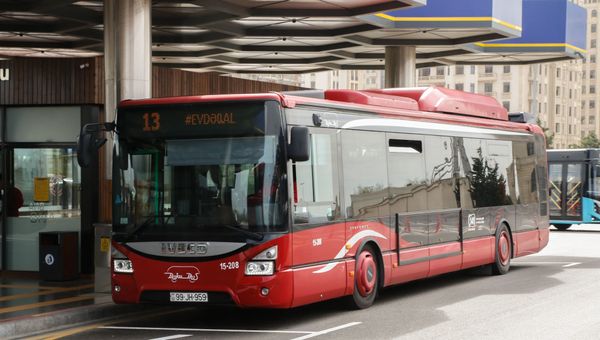 Бегущая строка на электронном табло автобуса с призовом оставаться дома в Баку Бегущая строка на электронном табло автобуса с призовом оставаться дома в Баку - Sputnik Азербайджан