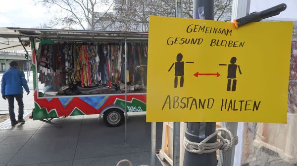Призыв к соблюдению дистанции на рынке в Берлине Призыв к соблюдению дистанции на рынке в Берлине - Sputnik Азербайджан