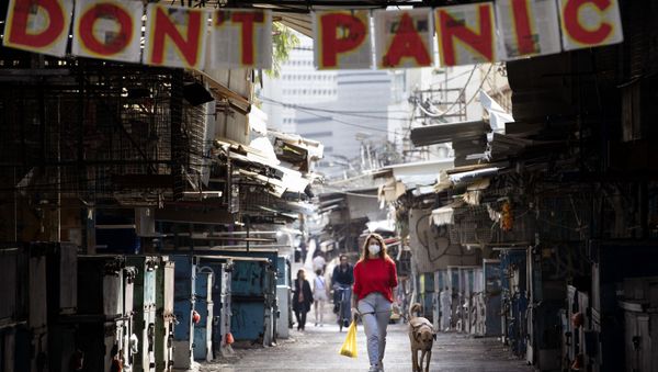Девушка с собакой под плакатом с призывом не паниковать в Израиле  - Sputnik Азербайджан