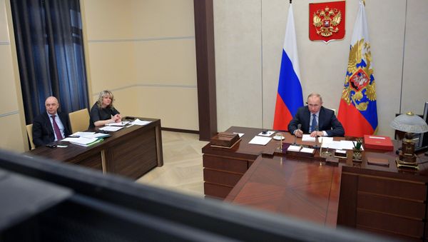 Президент РФ Владимир Путин во время саммита лидеров Большой двадцатки по коронавирусу в режиме видеоконференции - Sputnik Азербайджан