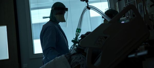 Пациент с аппаратом искусственной вентиляции лёгких (ИВЛ), фото из архива - Sputnik Азербайджан