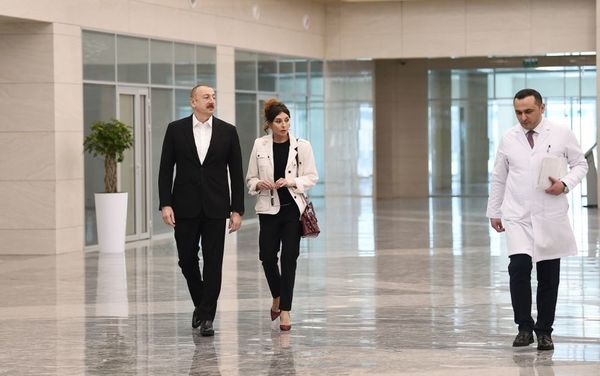 Президент Ильхам Алиев и Первая леди Мехрибан Алиева приняли участие в открытии медицинского учреждения Ени клиника в Баку - Sputnik Азербайджан