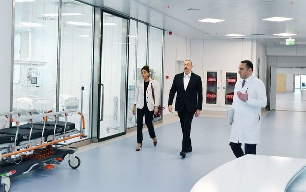 Президент Ильхам Алиев и Первая леди Мехрибан Алиева приняли участие в открытии медицинского учреждения Ени клиника в Баку - Sputnik Азербайджан