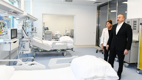 Президент Ильхам Алиев и Первая леди Мехрибан Алиева приняли участие в открытии медицинского учреждения Ени клиника в Баку - Sputnik Азербайджан