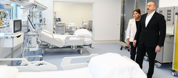 Президент Ильхам Алиев и Первая леди Мехрибан Алиева приняли участие в открытии медицинского учреждения Ени клиника в Баку - Sputnik Азербайджан