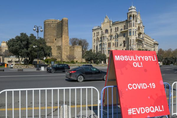 Табло с надписью COVID-19 в Баку - Sputnik Азербайджан