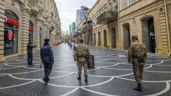 Военнослужащие внутренних войск и полицейские на центральных улицах в Баку - Sputnik Азербайджан
