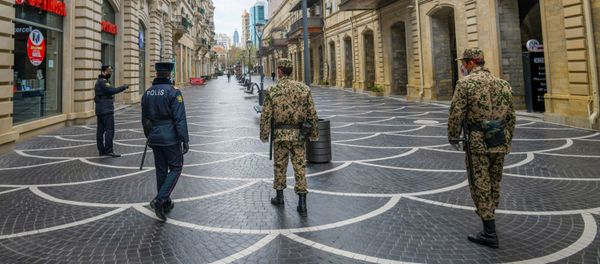 Военнослужащие внутренних войск и полицейские на центральных улицах в Баку - Sputnik Азербайджан