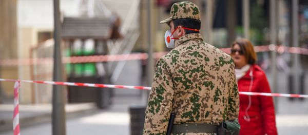 Военнослужащий внутренних войск на центральных улицах в Баку - Sputnik Азербайджан