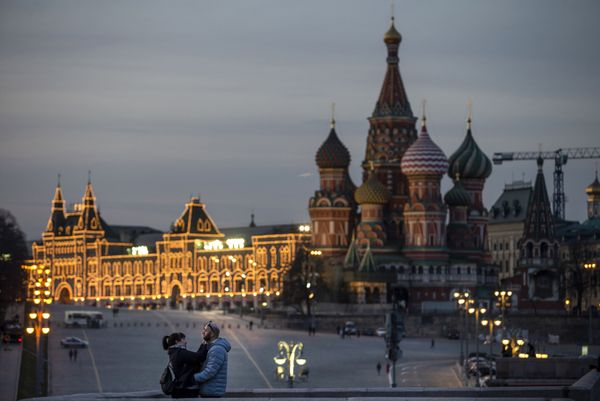 Пара у храма Василия Блаженного в Москве, Россия Пара у храма Василия Блаженного в Москве, Россия - Sputnik Азербайджан