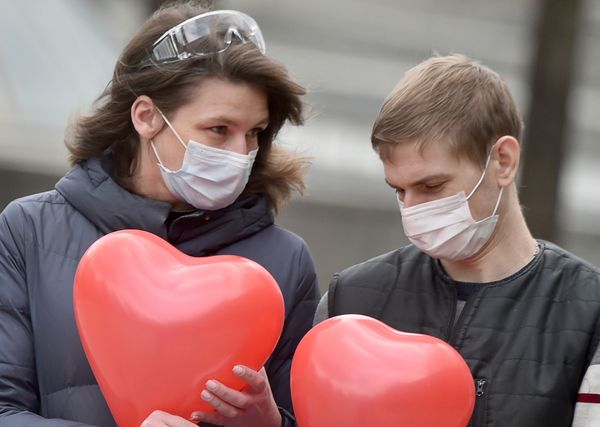 Пара в масках и с шариками в центре Киева, Украина Пара в масках и с шариками в центре Киева, Украина - Sputnik Азербайджан