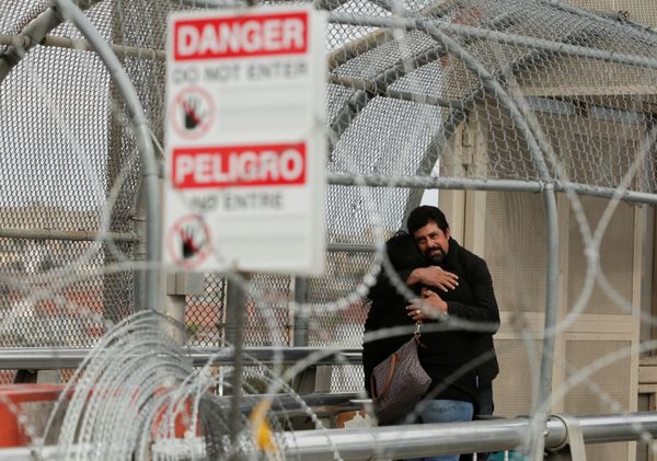 A couple embrace at the Paso del Norte International Border bridge after the U.S. and Mexico have agreed to restrict non-essential travel over their shared border to limit the spread of coronavirus disease (COVID-19), in Ciudad Juarez, Mexico March 21, 2020. A couple embrace at the Paso del Norte International Border bridge after the U.S. and Mexico have agreed to restrict non-essential travel over their shared border to limit the spread of coronavirus disease (COVID-19), in Ciudad Juarez, Mexico March 21, 2020. - Sputnik Азербайджан