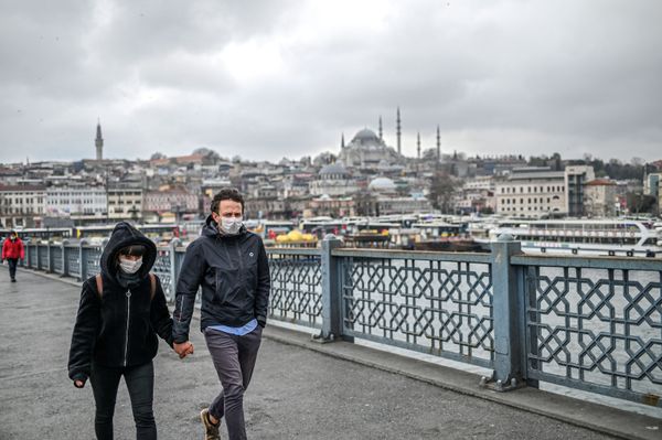 Пара в масках на улице Стамбула, Турция Пара в масках на улице Стамбула, Турция - Sputnik Азербайджан