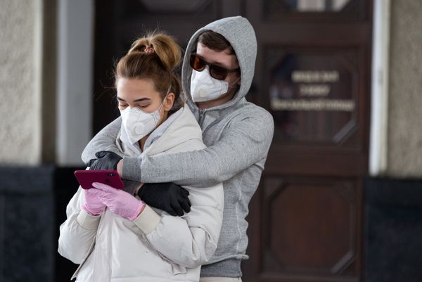 Пассажиры на железнодорожном вокзале Киева Пассажиры на железнодорожном вокзале Киева - Sputnik Азербайджан