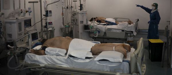 Пациент с аппаратом искусственной вентиляции лёгких (ИВЛ), фото из архива Пациент с аппаратом искусственной вентиляции лёгких (ИВЛ), фото из архива - Sputnik Азербайджан