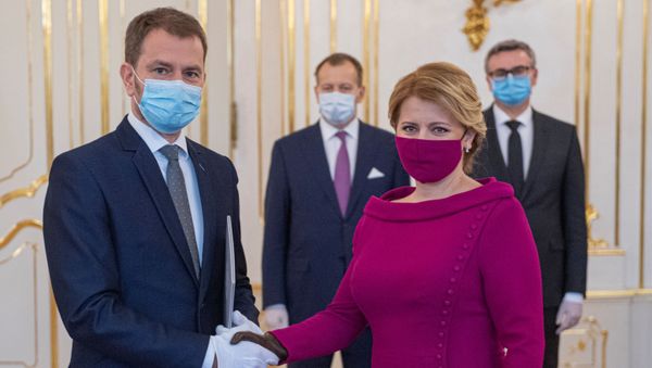 Президент Словакии Зузана Чапутова и премьер-министр Словакии Игорь Матович в медицинских масках - Sputnik Азербайджан