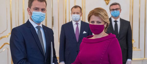 Президент Словакии Зузана Чапутова и премьер-министр Словакии Игорь Матович в медицинских масках - Sputnik Азербайджан