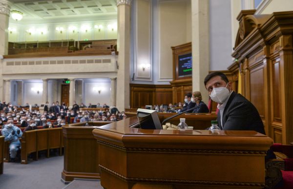 Президент Украины Владимир Зеленский на заседании Верховной рады в Киеве - Sputnik Азербайджан