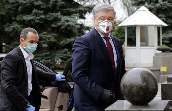 Бывший президент Украины, лидер партии Европейская солидарность Петр Порошенко перед началом внеочередного заседания Верховной рады Украины в Киеве - Sputnik Азербайджан