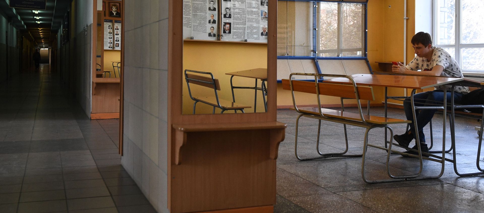 Студент в пустом коридоре вуза - Sputnik Азербайджан, 1920, 31.03.2021