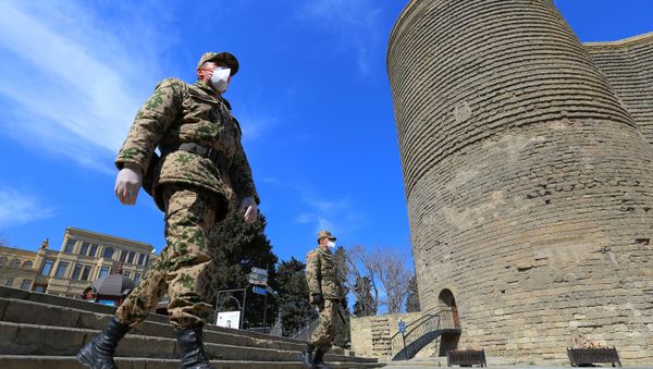  Сотрудники правоохранительных органов стоят на страже на улице в Баку - Sputnik Азербайджан