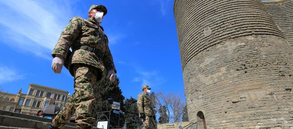  Сотрудники правоохранительных органов стоят на страже на улице в Баку - Sputnik Азербайджан