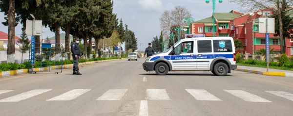 Ağstafa şəhərində xüsusi rejimə nəzarət üçün qurulan polis postu - Sputnik Азербайджан