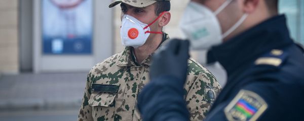 Военнослужащий внутренних войск на одной из улиц в Баку, фото из архива Военнослужащий внутренних войск на одной из улиц в Баку, фото из архива - Sputnik Азербайджан