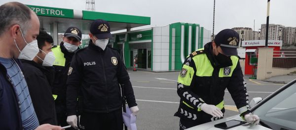 Дорожная полиция в Баку не дремлет: штрафуют за нарушение карантина – видео - Sputnik Азербайджан