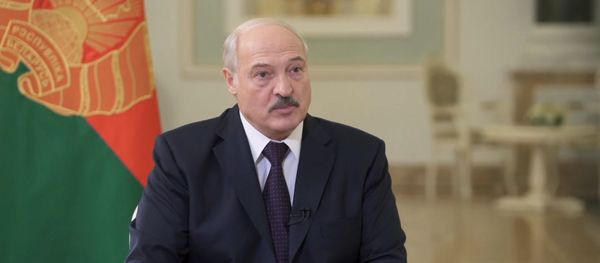 Прогулки, масло и костер – Лукашенко назвал рецепт от коронавируса - Sputnik Азербайджан