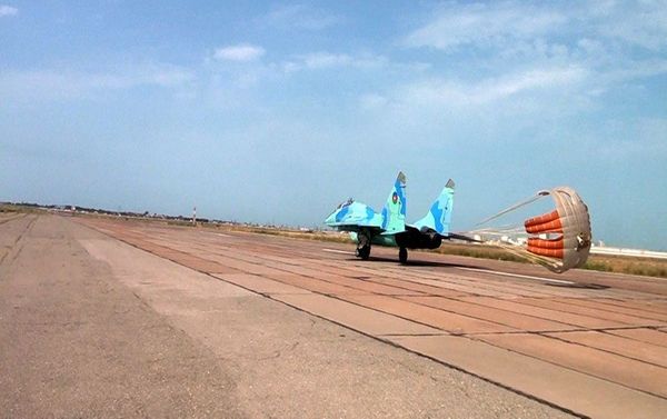 Летно-тактические учения с участием экипажей самолетов МиГ-29 и Су-25 Летно-тактические учения с участием экипажей самолетов МиГ-29 и Су-25 - Sputnik Азербайджан