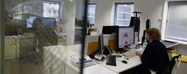 Журналистка в офисе, фото из архива - Sputnik Азербайджан