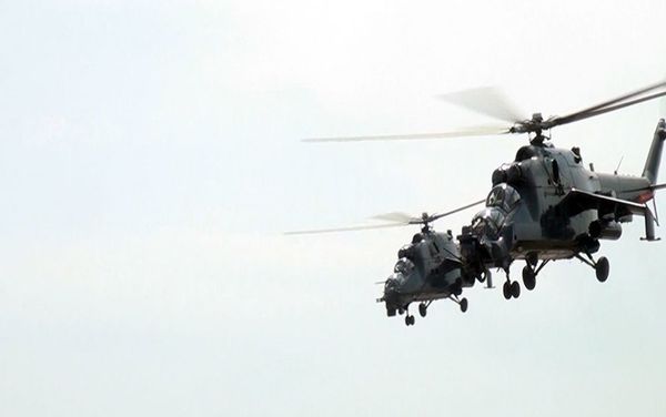 Вертолетные подразделения Военно-воздушных сил (ВВС) Азербайджана проводят тренировочные полеты  - Sputnik Азербайджан