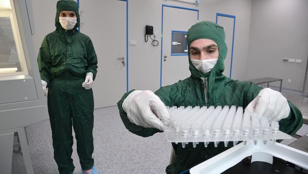 Сотрудники в лаборатории по производству реагентов для экспресс-тестов на коронавирус в технопарке Сколково, фото из архива - Sputnik Азербайджан