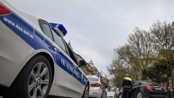 Работа правоохранительных органов на дорогах Баку по выявлению нарушителей особого карантинного режима - Sputnik Азербайджан