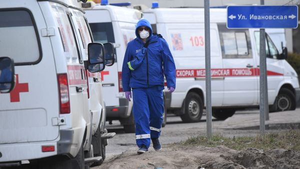 Медицинский работник возле здания Федерального клинического центра в  Москве, фото из архива - Sputnik Азербайджан