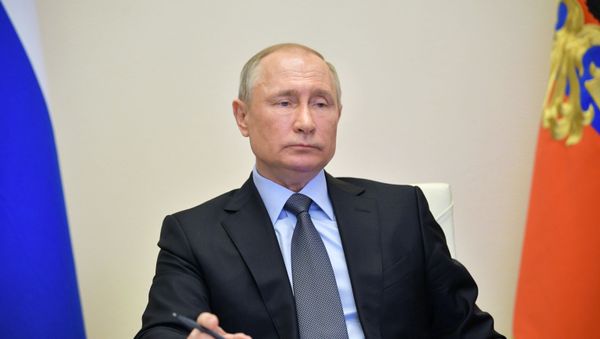 Президент РФ Владимир Путин проводит в режиме видеоконференции совещание по санитарно-эпидемиологической ситуации в России - Sputnik Азербайджан
