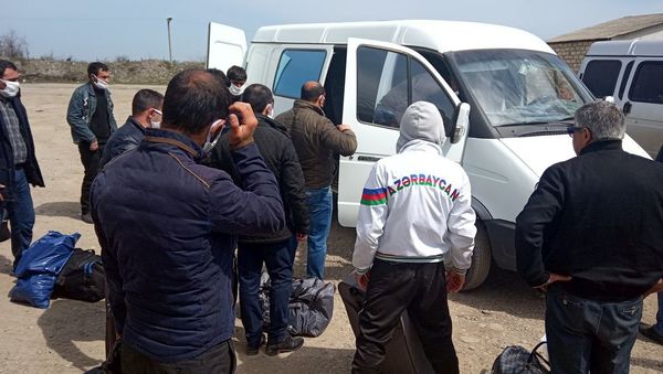 Граждан Азербайджана увозят из Магарамкентского района на турбазу в Дербент - Sputnik Азербайджан