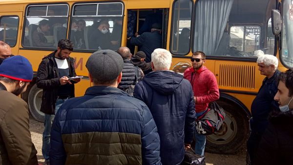 Граждан Азербайджана увозят из Магарамкентского района на турбазу в Дербент - Sputnik Азербайджан