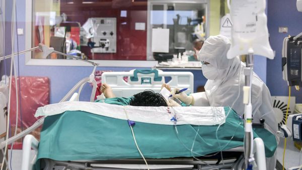 Пациент с COVİD-19 в отделение реанимации и интенсивной терапии, фото из архива - Sputnik Азербайджан