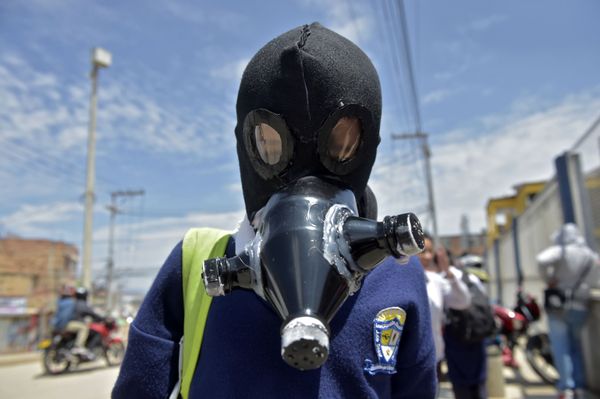 A Colombian student poses for a picture wearing a face mask made with recyclable and biodegradable materials, as a form of protest against the shortage of face masks in pharmacies, in order to prevent the spread of the COVID-19 virus, at Julio Cesar Turbay - Sputnik Азербайджан