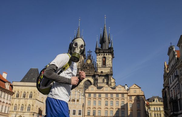 Человек в противогазе в Праге, Чехия - Sputnik Азербайджан