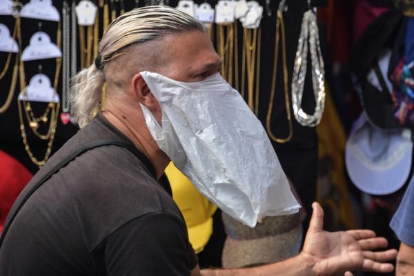 A street vendor wears a plastic bag as a preventive measure against the spread of the new coronavirus, COVID-19, in downtown Sao Paulo, Brazil - Sputnik Азербайджан