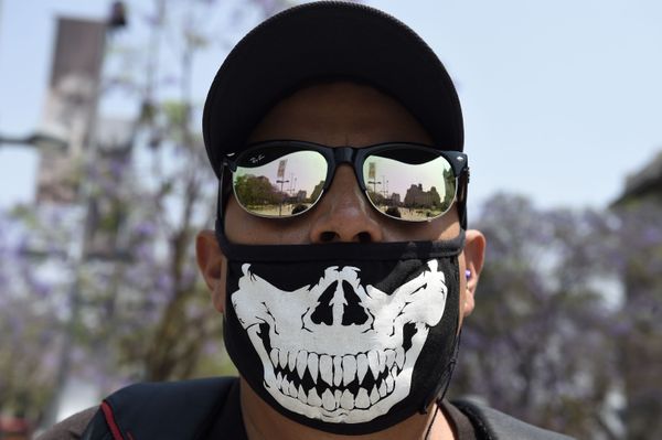 A man wearing a face mask poses for a picture in Mexico City  - Sputnik Азербайджан
