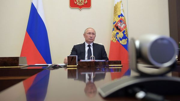  Президент РФ Владимир Путин проводит в режиме видеоконференции совещание - Sputnik Азербайджан